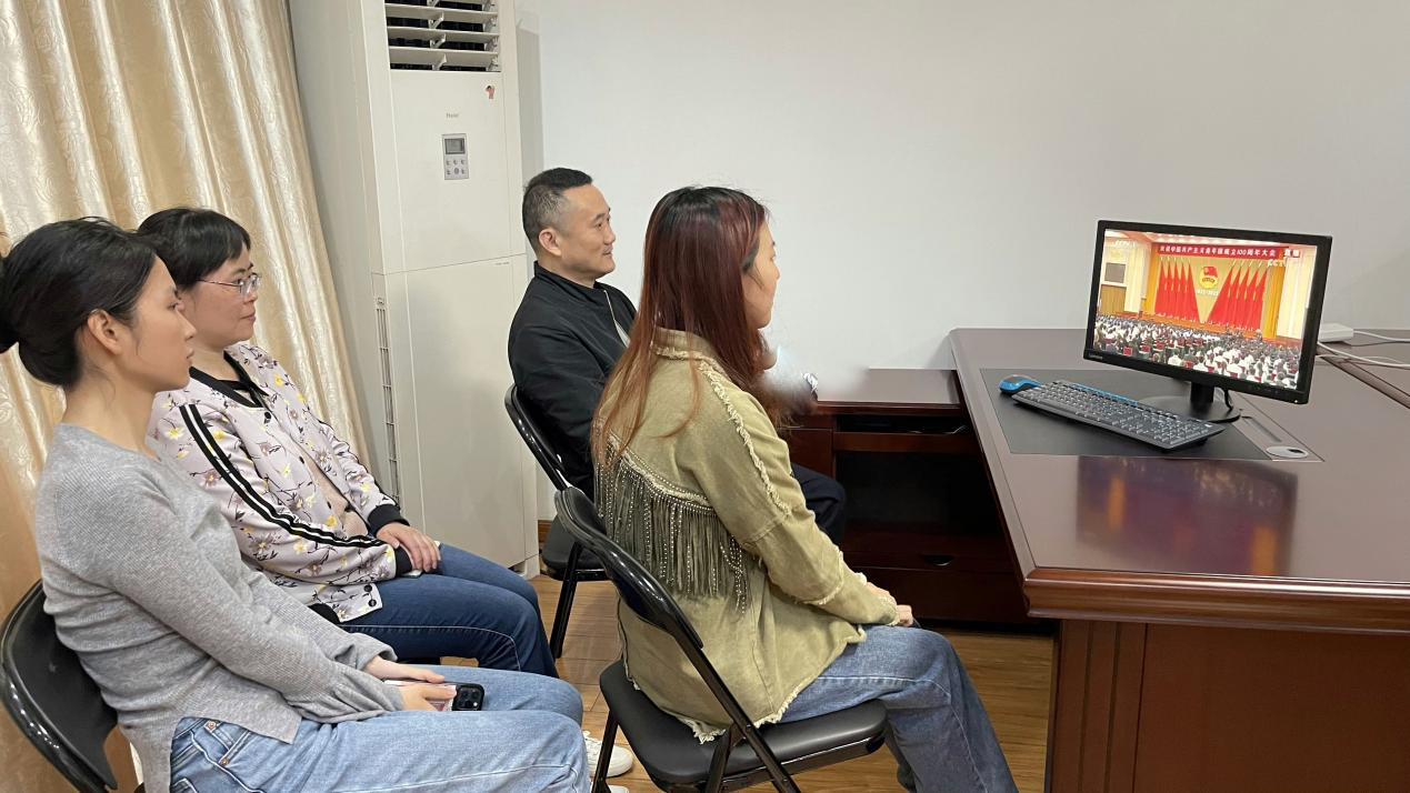 青年始终是推动汗青进取的前锋