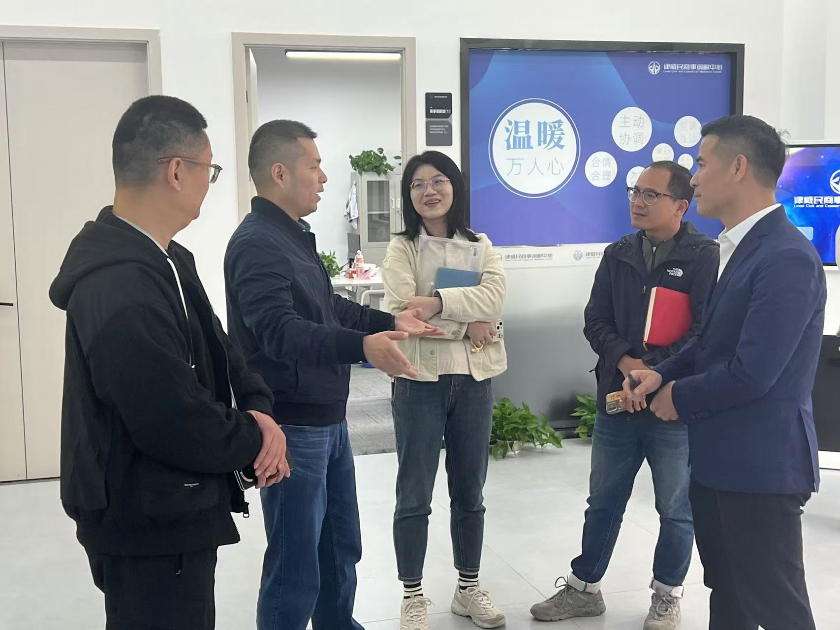 拱墅区祥符街路党工委副书记姚亦文一行光临k8.com律威民商事排解中心调研领导