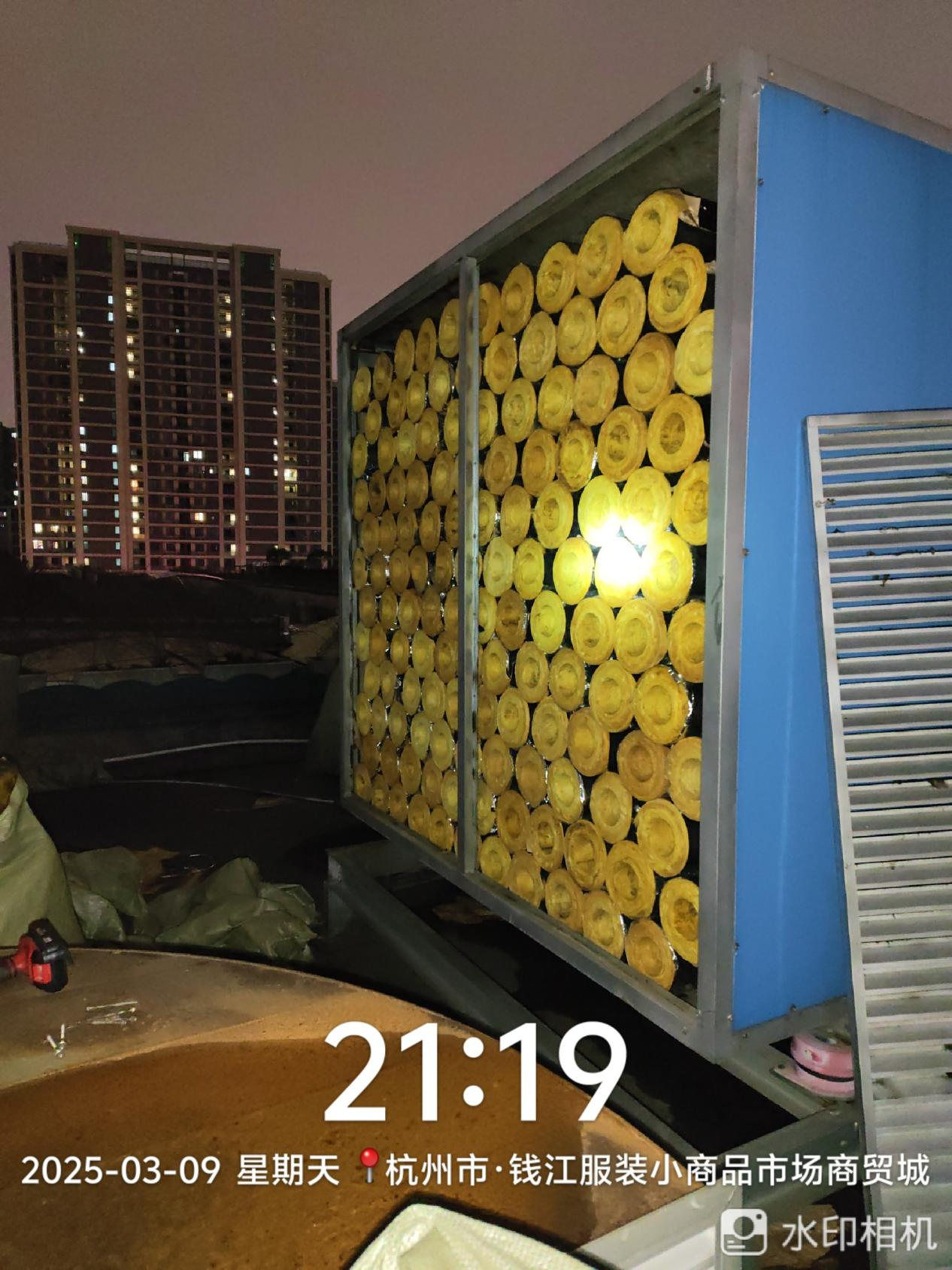 ?深夜作业 保险美食广场“肺”活力