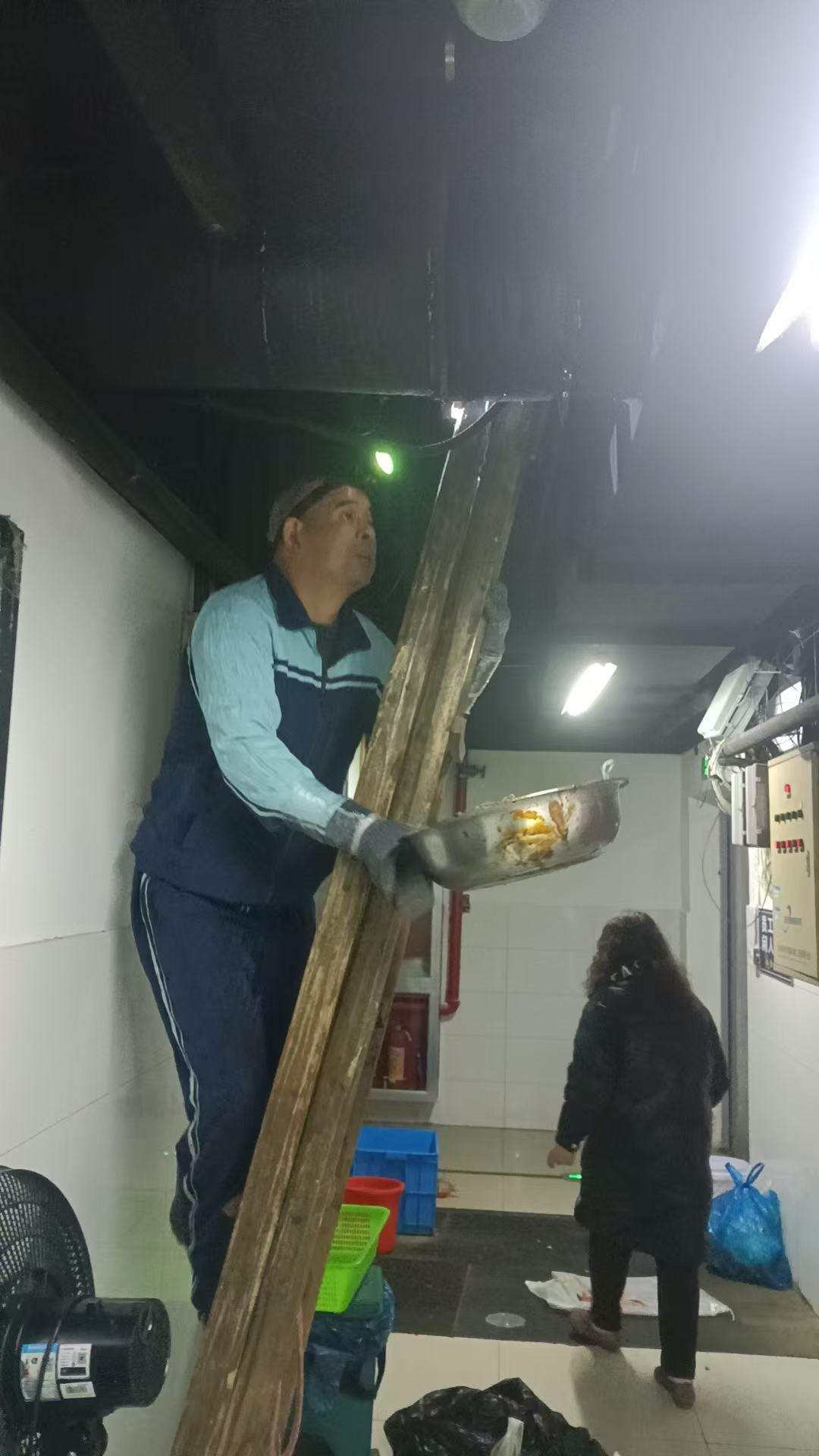 钱江商城发展油烟管路专项算帐工作