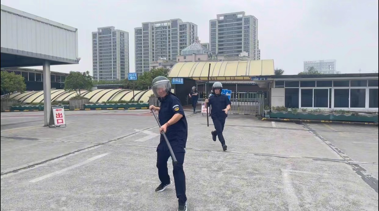 钱江商城安全员发展反恐防暴演练
