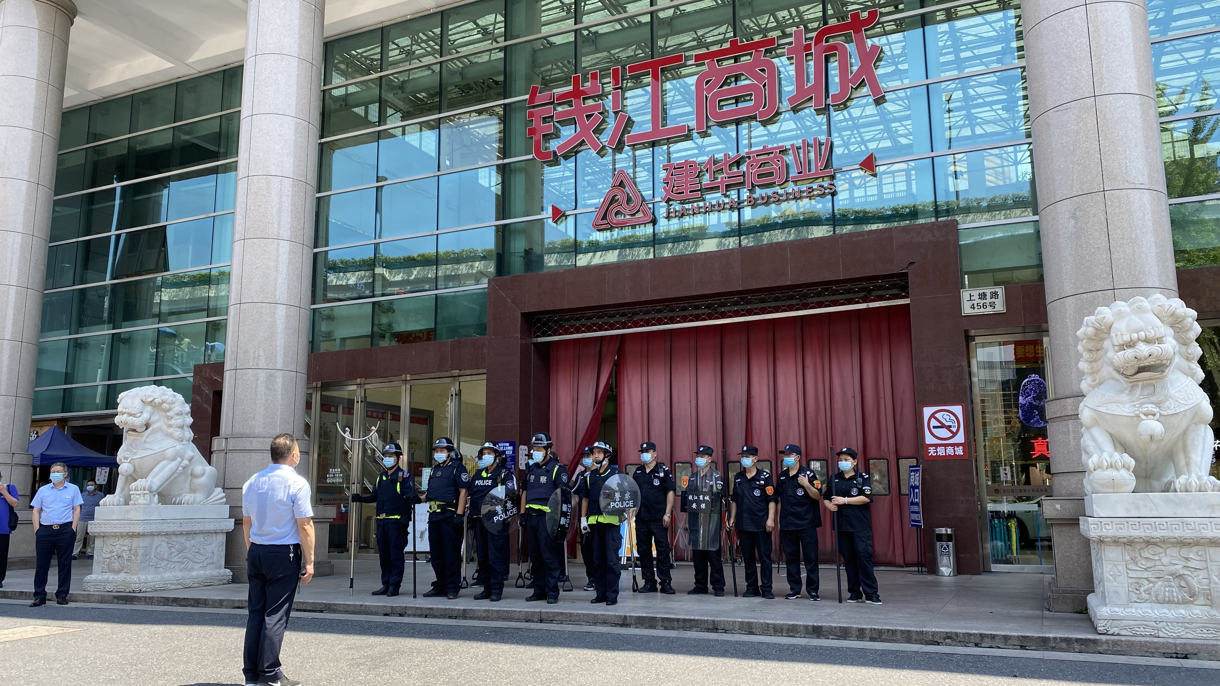 钱江商城结合大关派出所和水晶城 发展反恐防暴演练