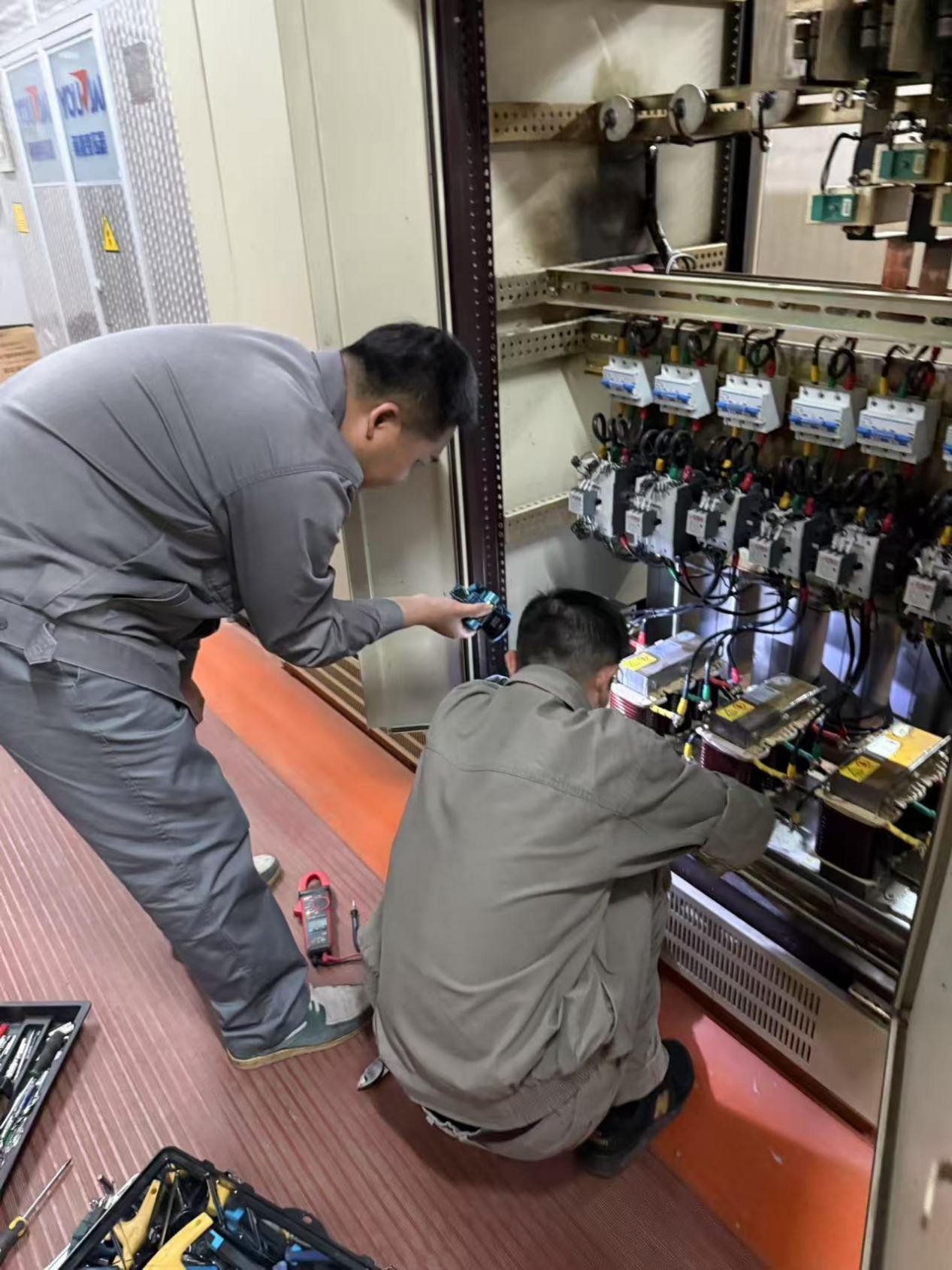 钱江商城发展高配间用电安全专项查抄工作