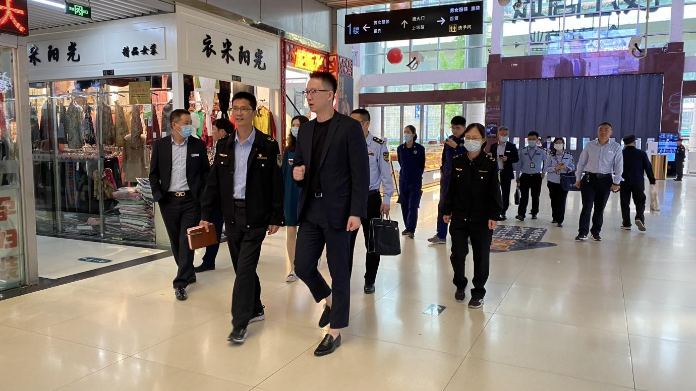 拱墅区各部门结合走访钱江商城发展五一节前安全大查抄 
