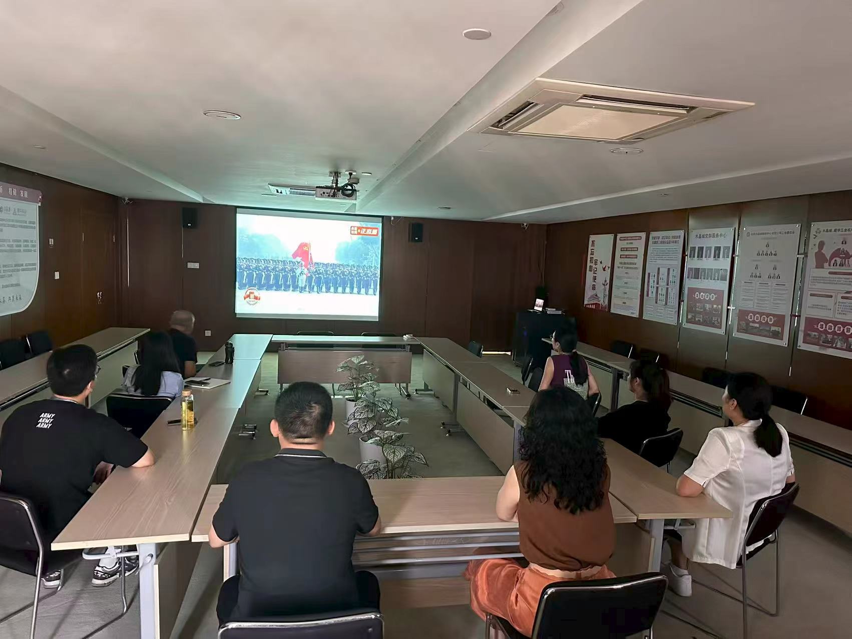 水晶城党支部组织党员旁观九三阅兵