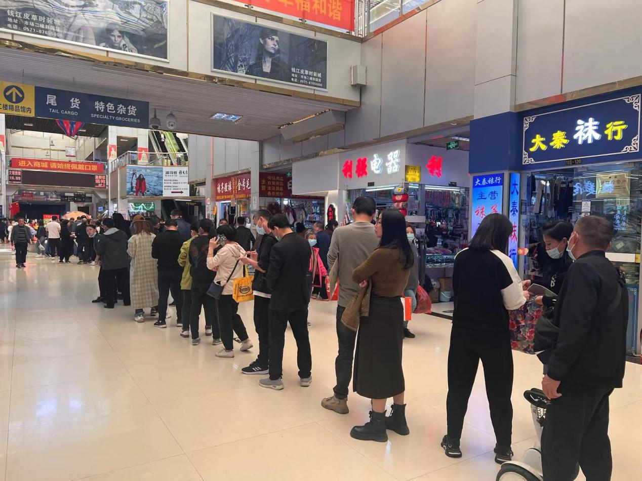 钱江商城结合大关街路协助商户 申报“稳岗返还和一次性留工补助”  