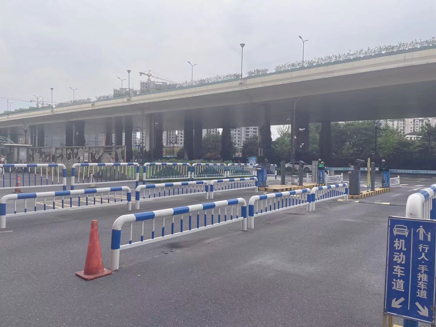 变废为宝，水晶城发展路闸护栏刷新