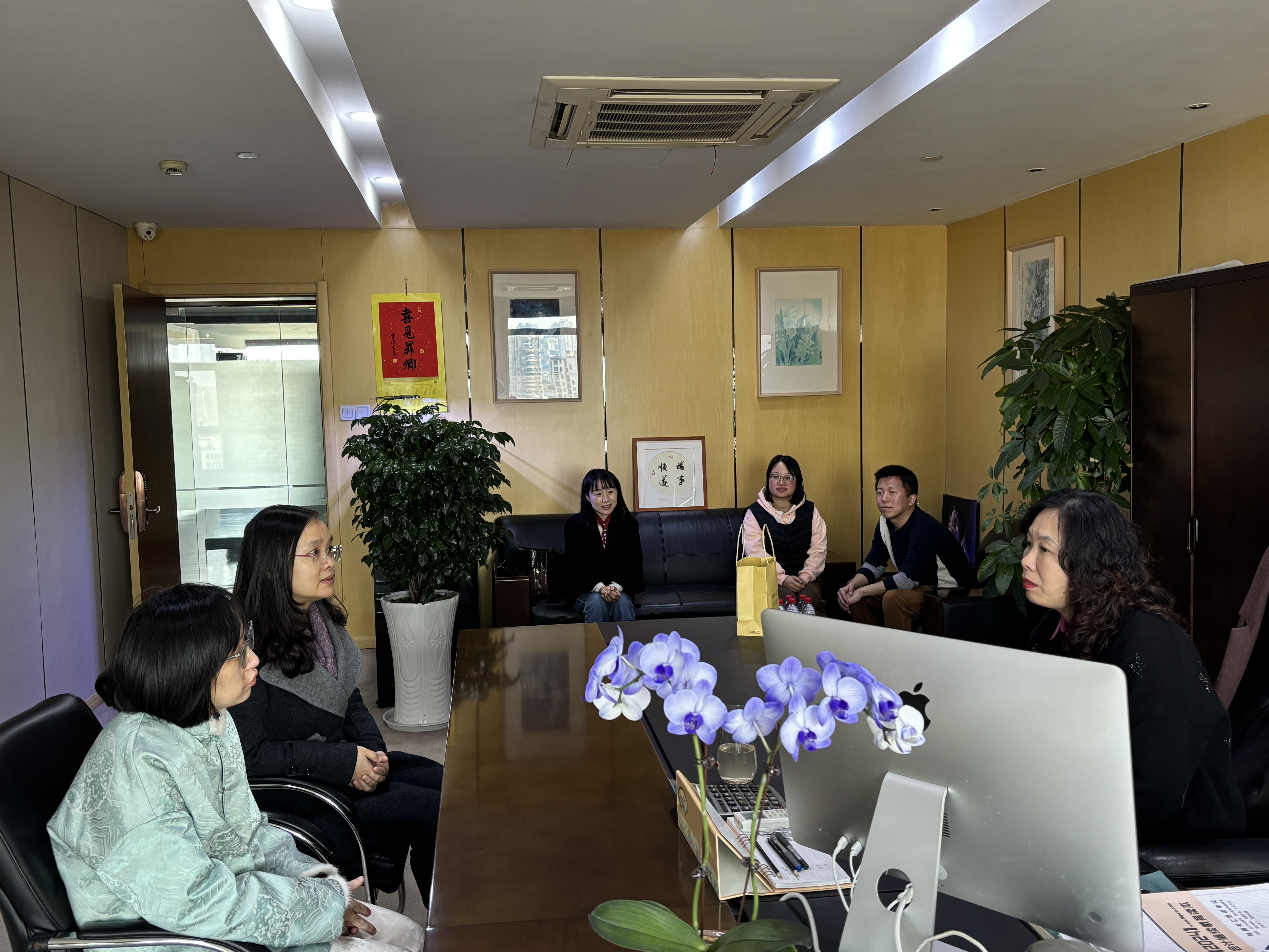 大关街路党工委委员王顺芳走访水晶城发展新春慰问