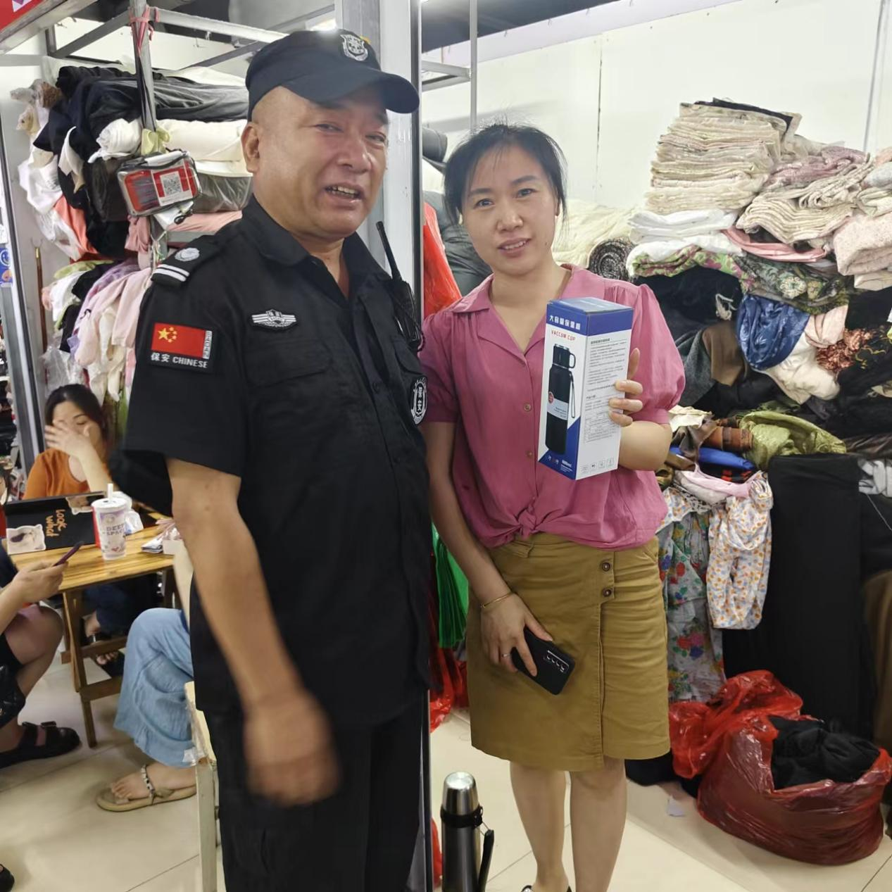 化险为夷！热心商户见义勇为，危机情况扶梯救人