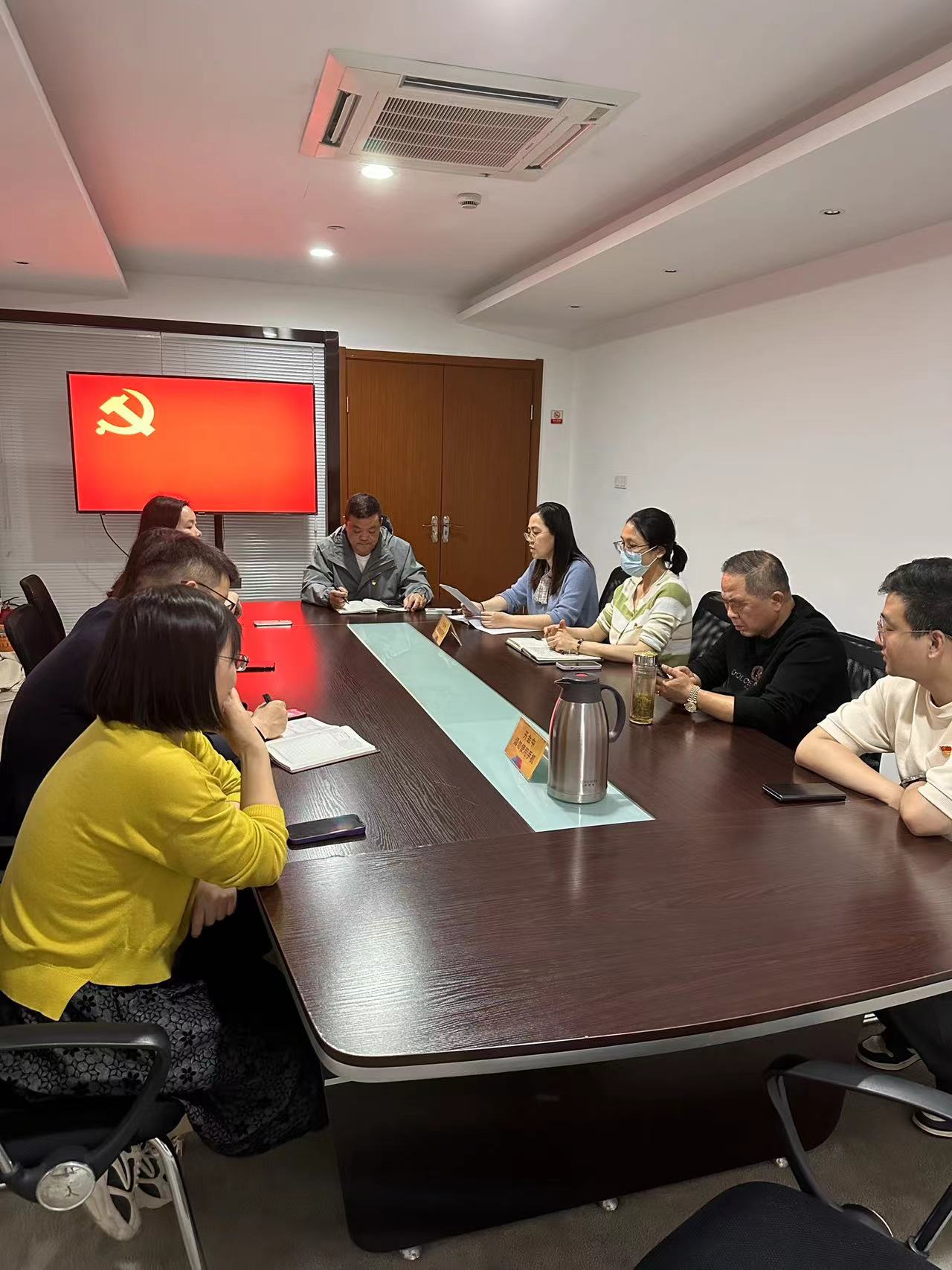 水晶城党支部发展4月党员会议