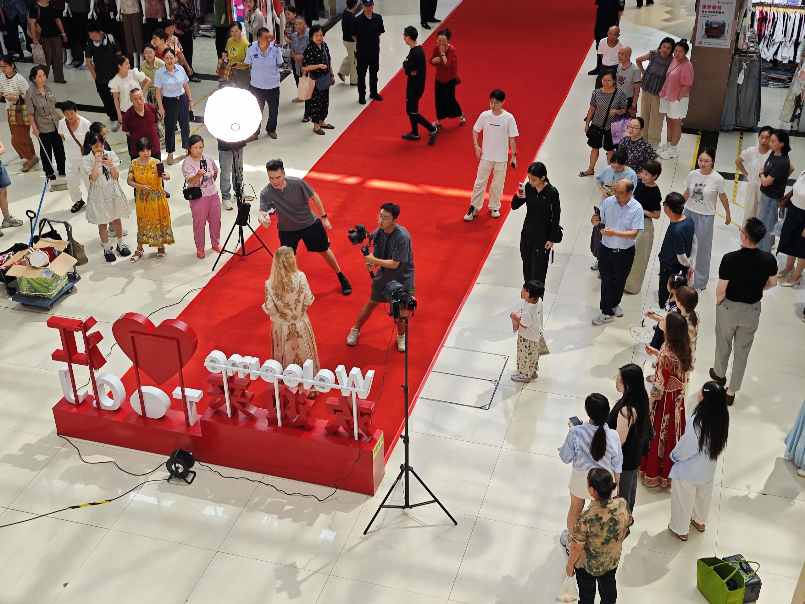 钱江商城进行时尚走秀，多元商品魅力尽显