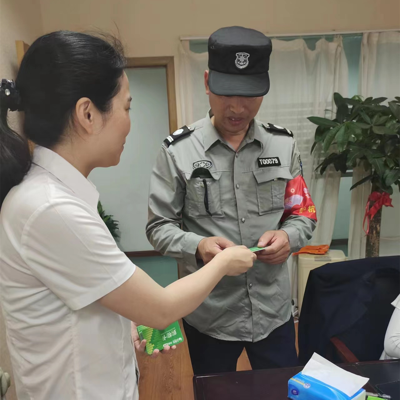 k8.com市场工会为整个职工发放端午慰问品