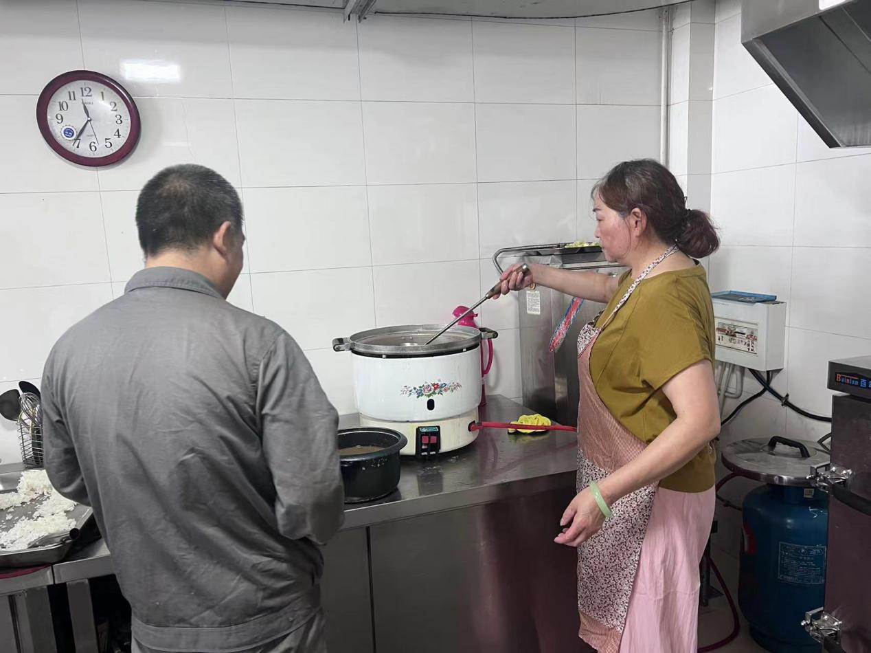 炎炎夏季送清冷  丝丝关切沁人心