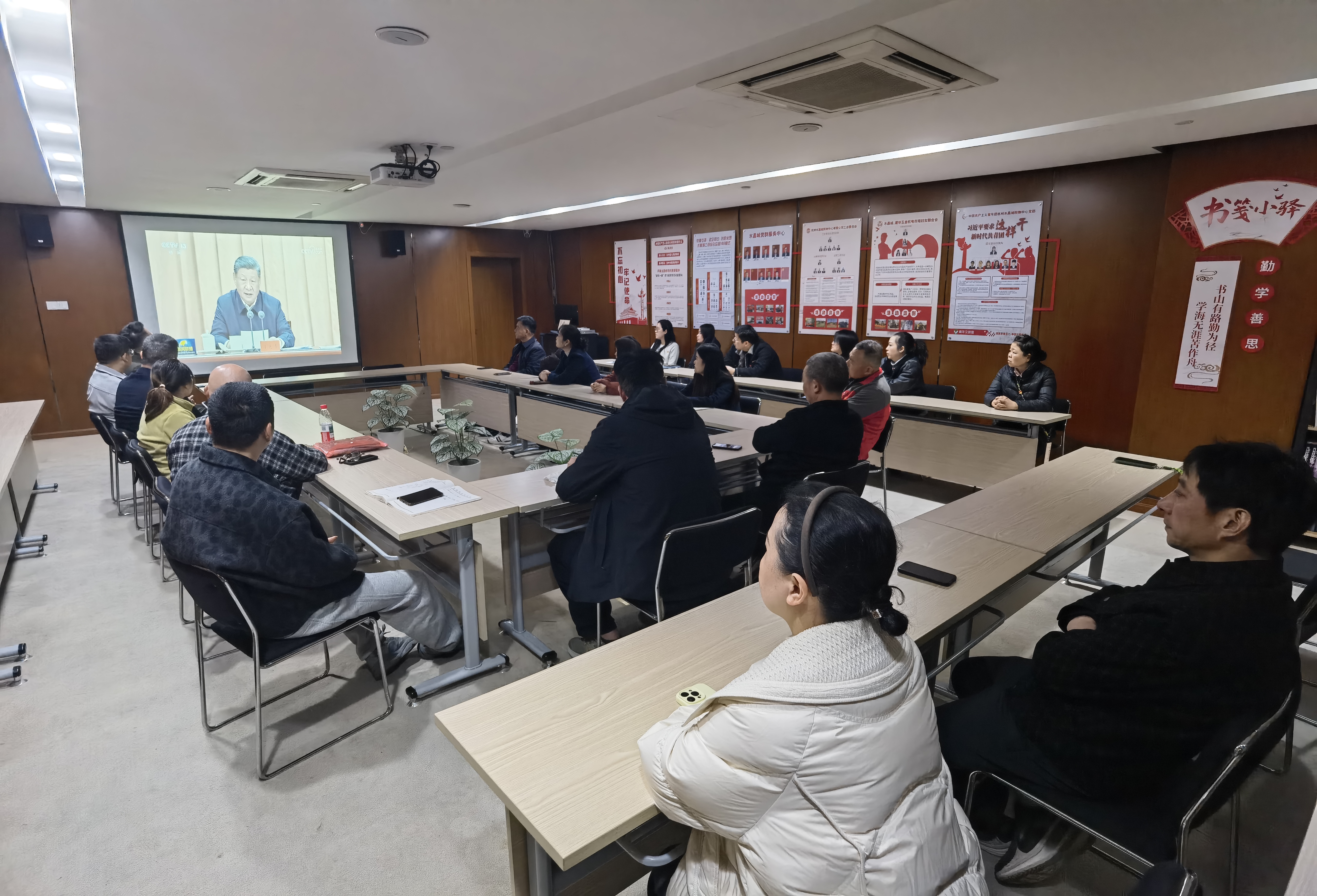 水晶城党支部发展2月党员固定活动