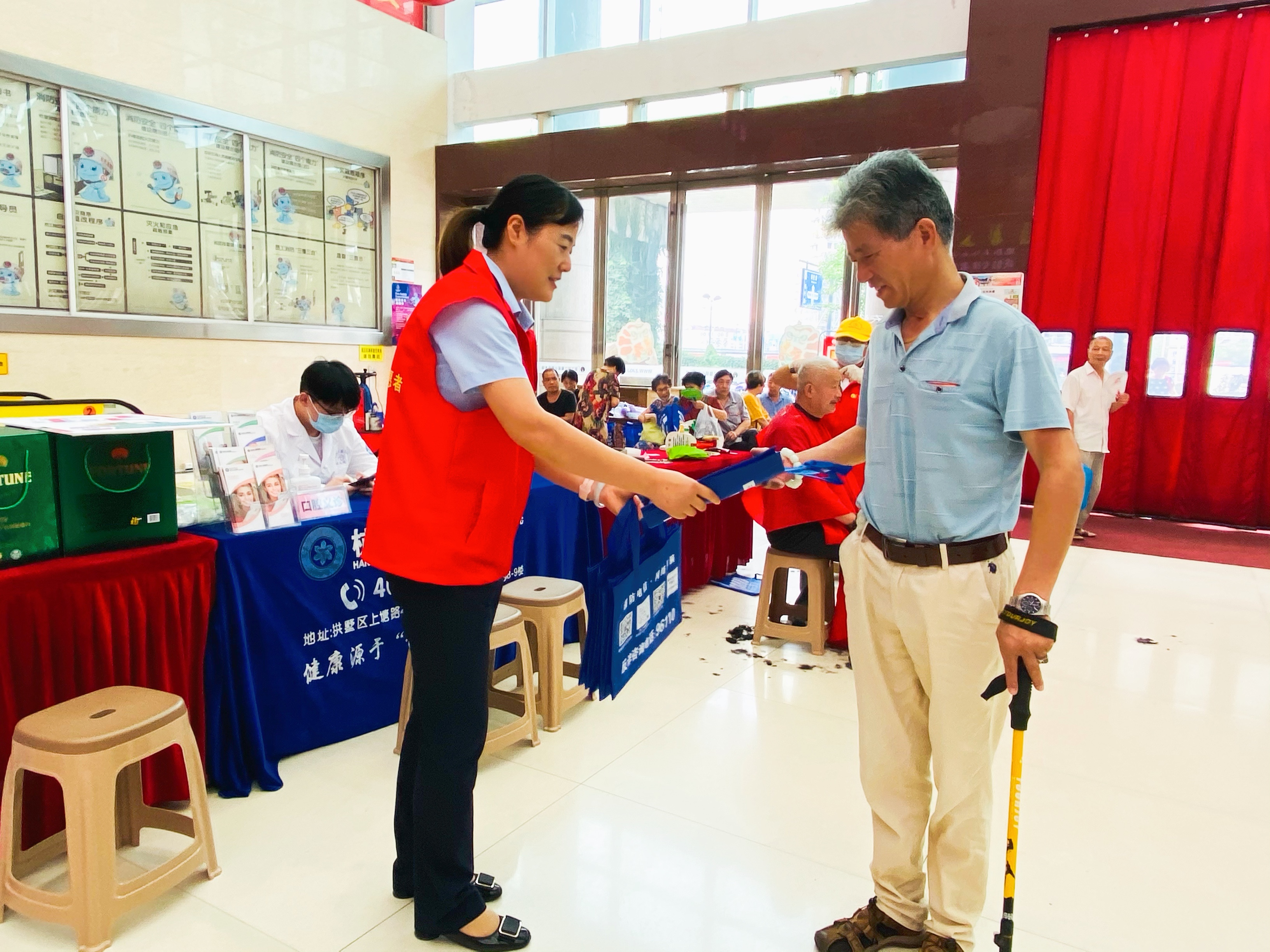 钱江商城结合大关派出所发展防诳骗宣传活动