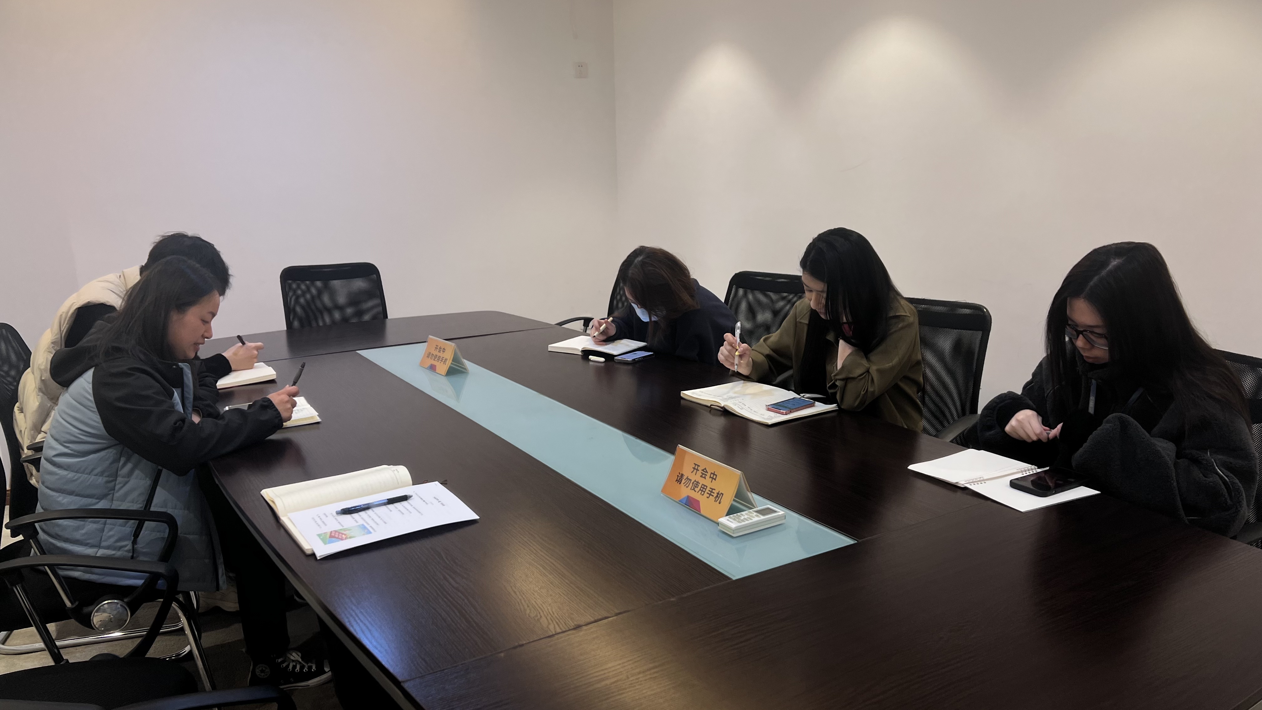 水晶城企划组召开1月活动规划复盘总结会议