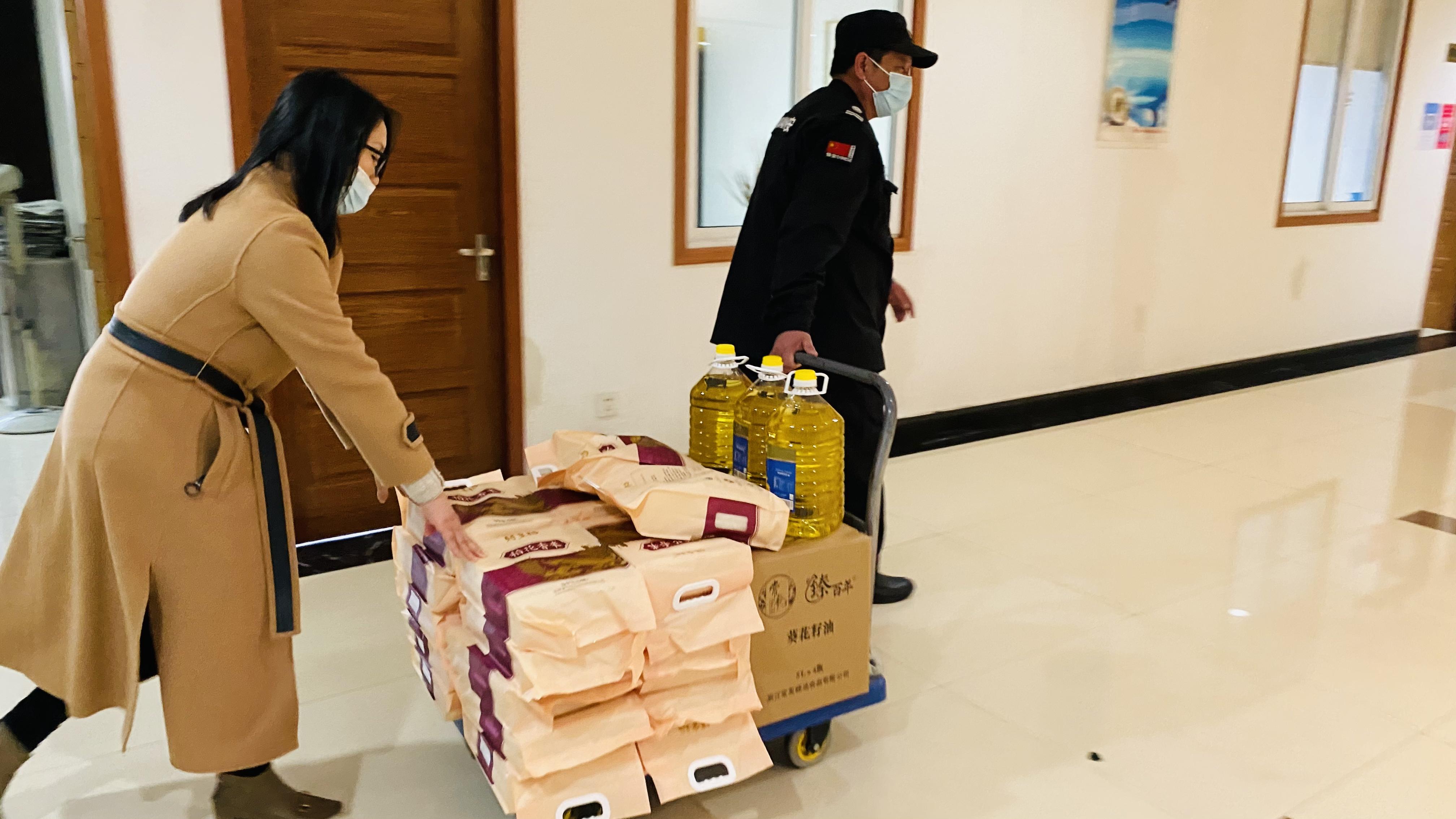 心系员工，温暖新春！ 钱江商城为整个员工发放春节福利