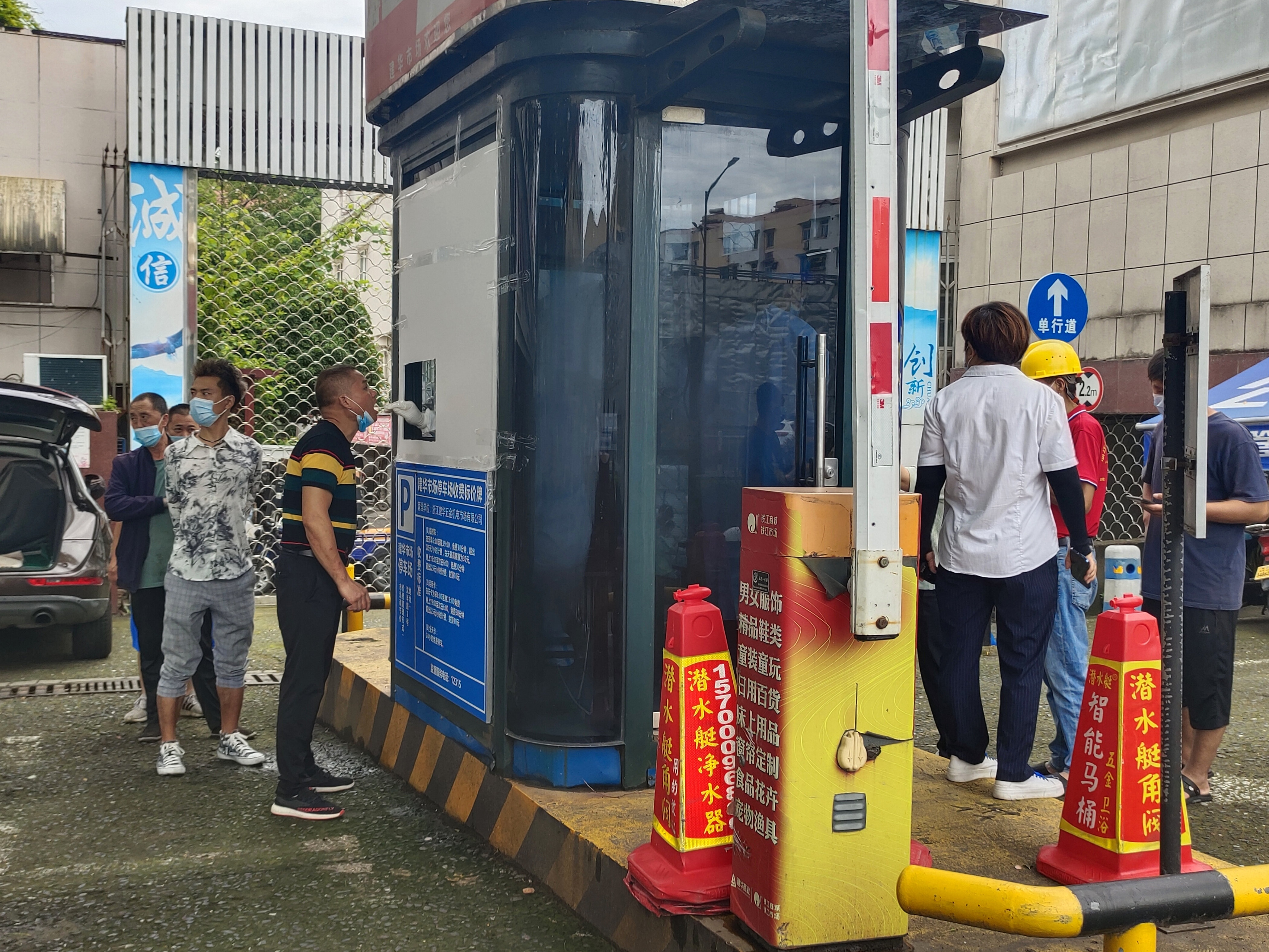 采样亭启用 有效缓解炎暑压力