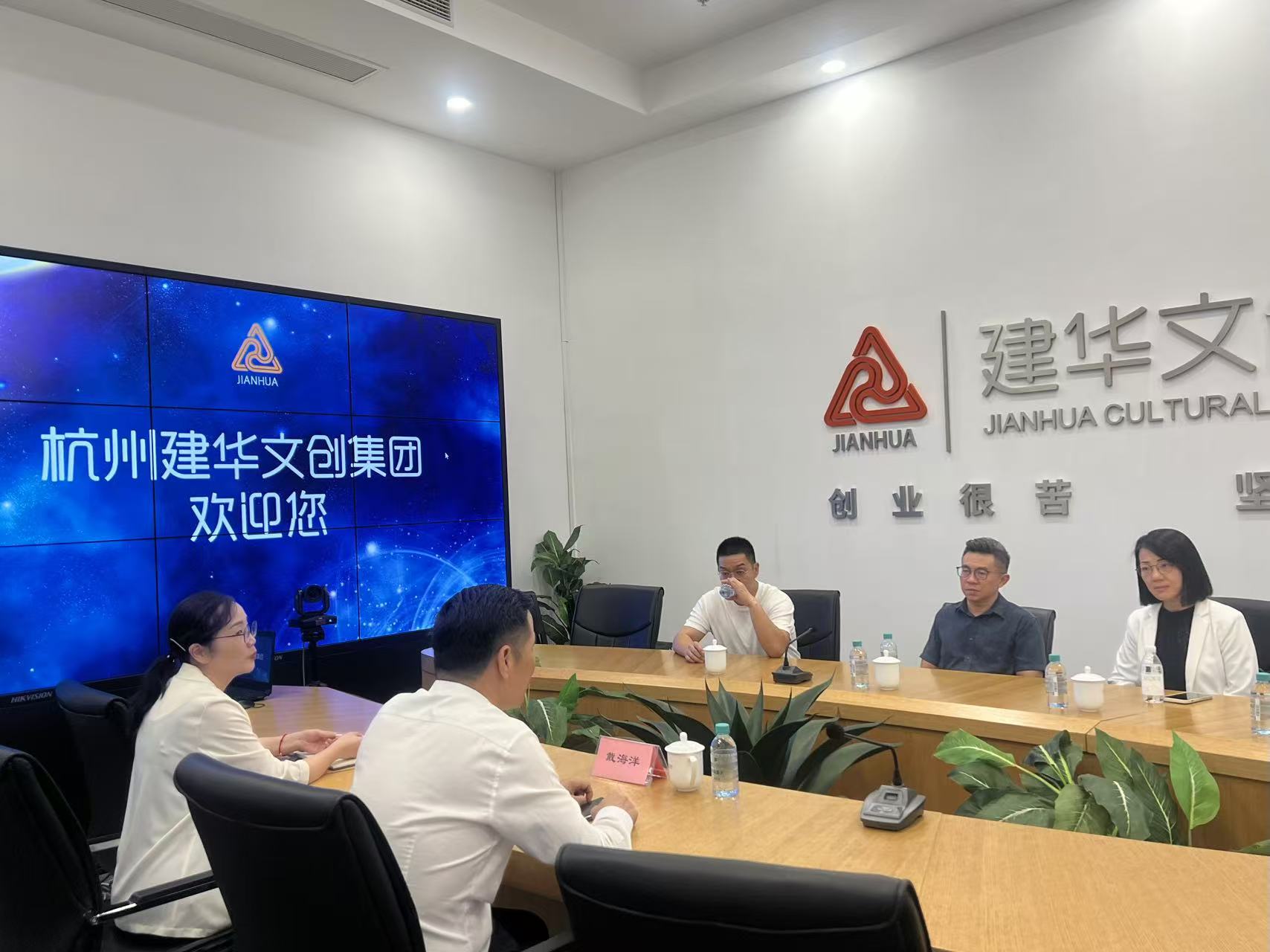 中国广西自贸区招商大使、马中贸促会委员袁源浩一行光临k8.com文创集团座谈互换