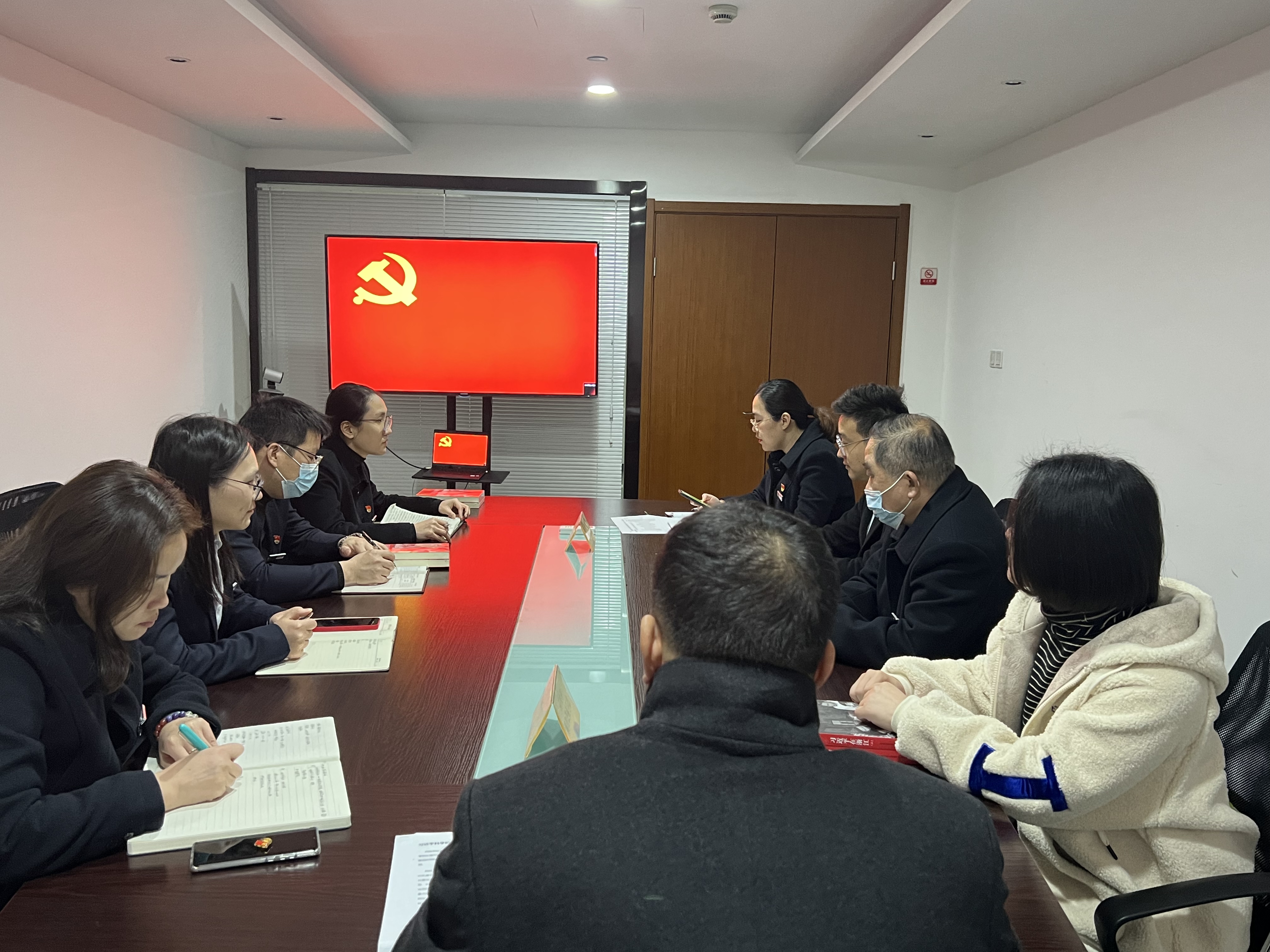 水晶城党支部发展组织生涯会和民主评议