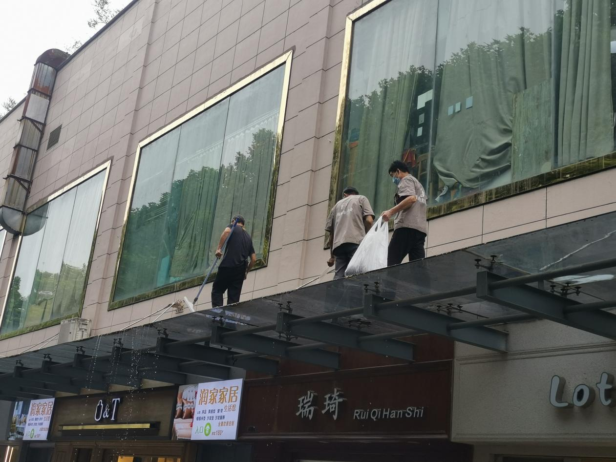 钱江商城洗濯玻璃雨棚 提升商城形象