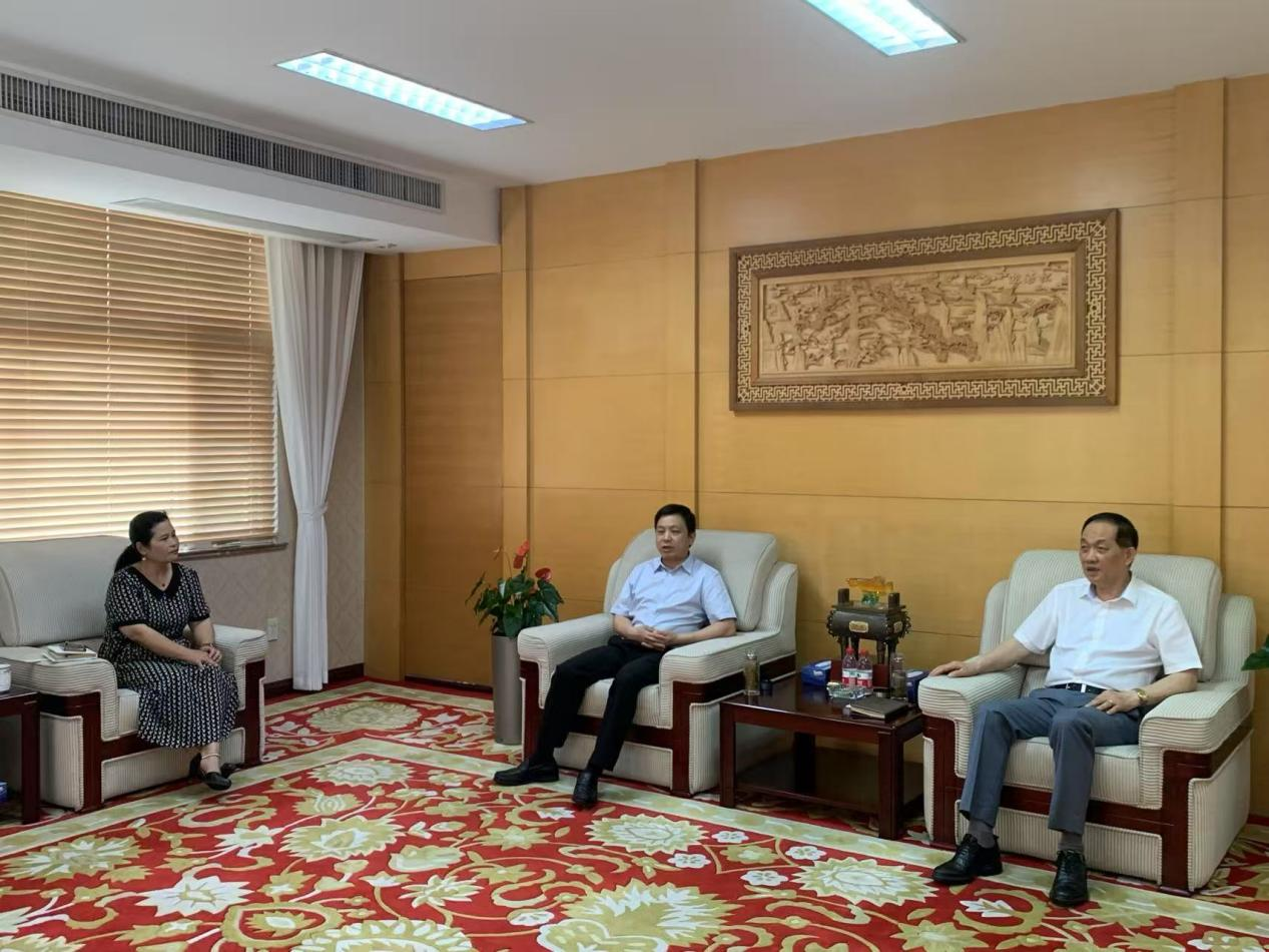 区辅导赴集团慰问人大代表