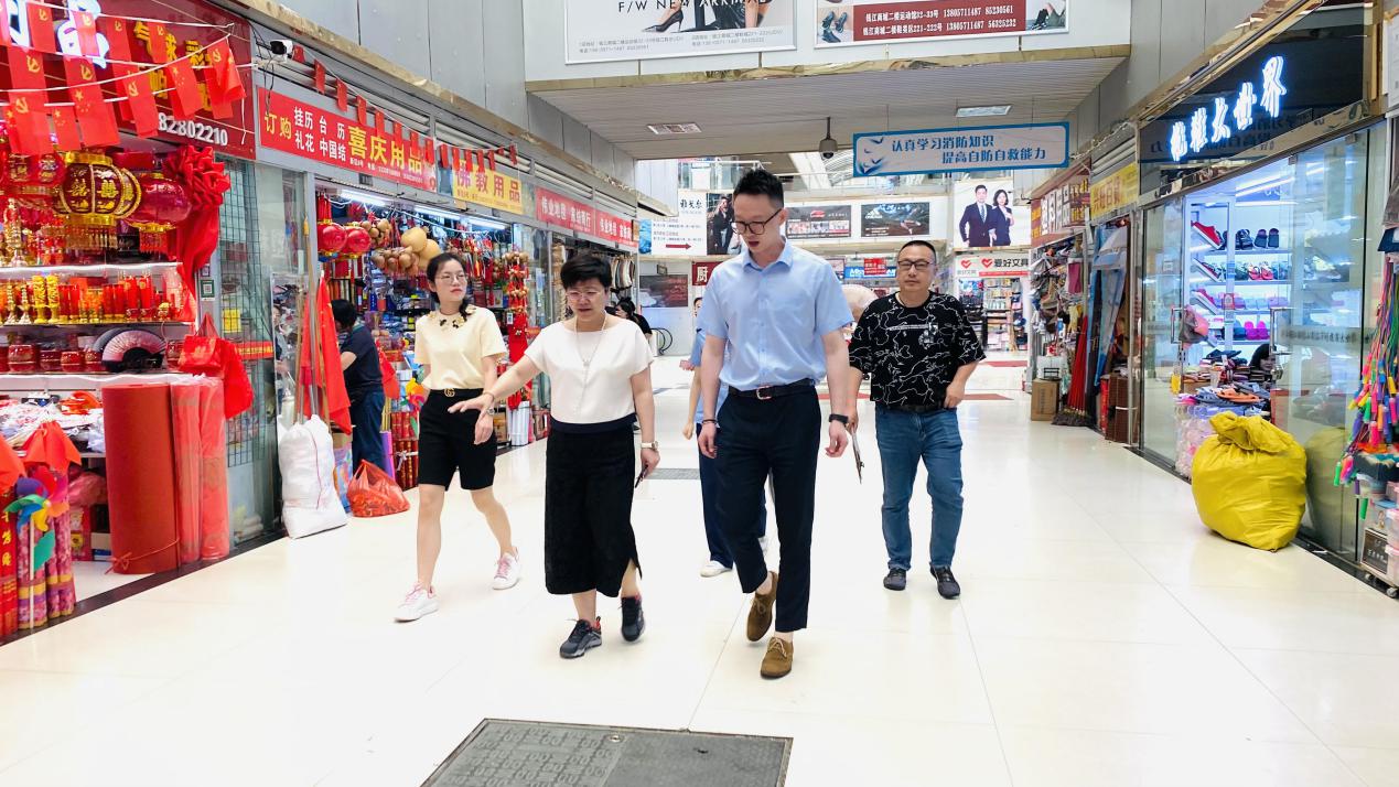 大关街路党工委书记黄苏萍走访钱江商城 发展安全出产查抄工作