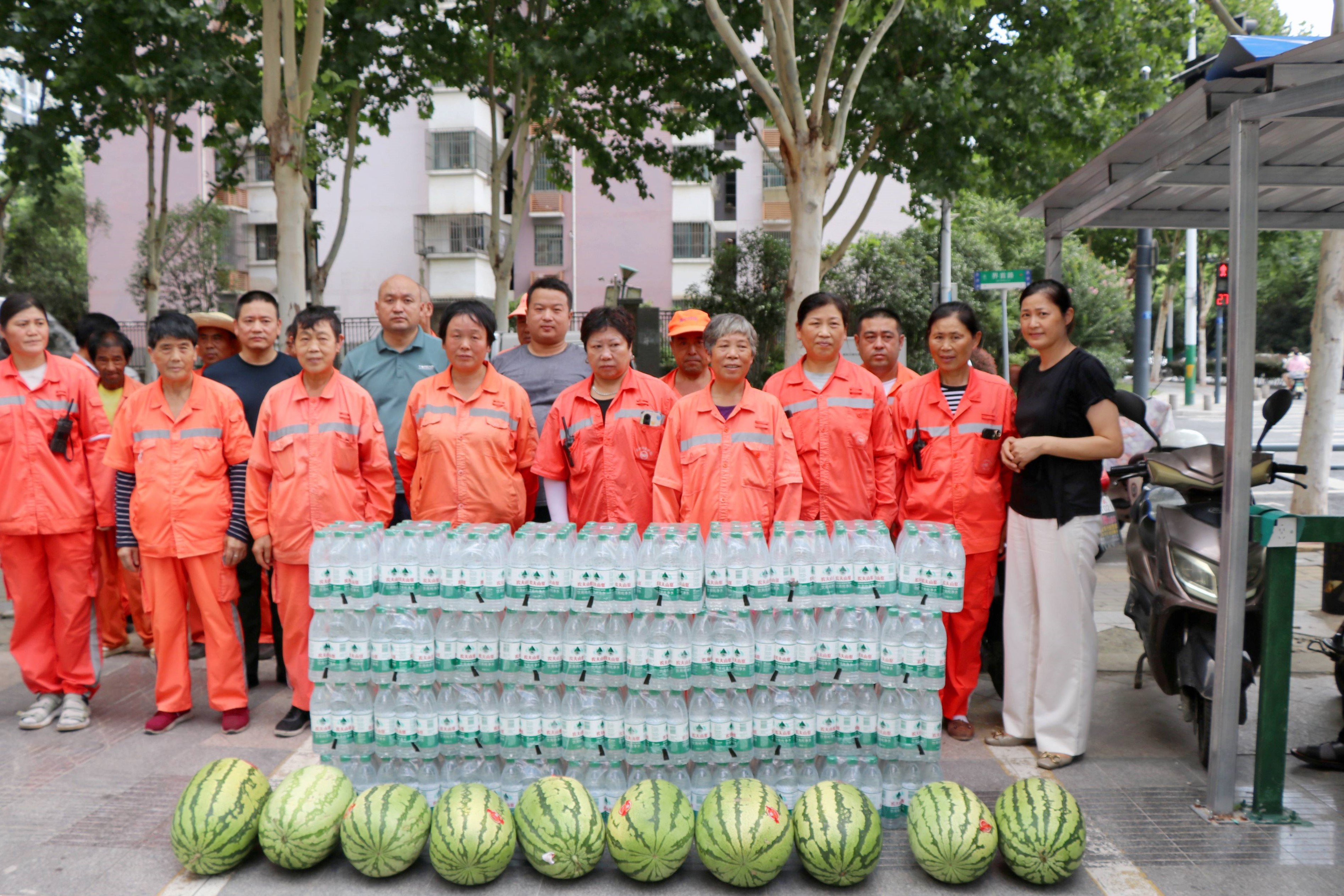  炎暑送清冷，关爱显担任——庐阳k8.com文创园携手爱心企业发展夏季送清冷活动