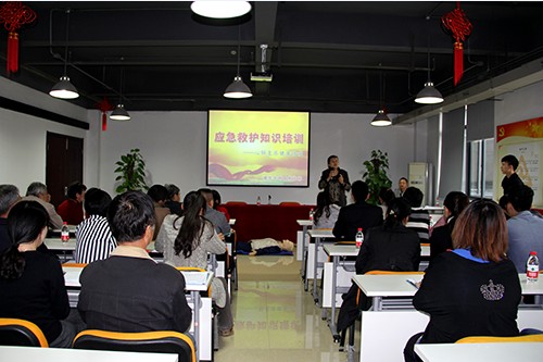 20131024k8.com文创园党支部进行应急救护知识培训 (1).jpg