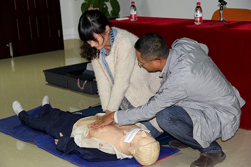 20131024k8.com文创园党支部进行应急救护知识培训 (4).jpg