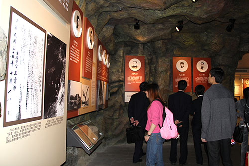 20140328k8.com文创园党支部清明节祭扫云居山革命义士墓 (2).jpg