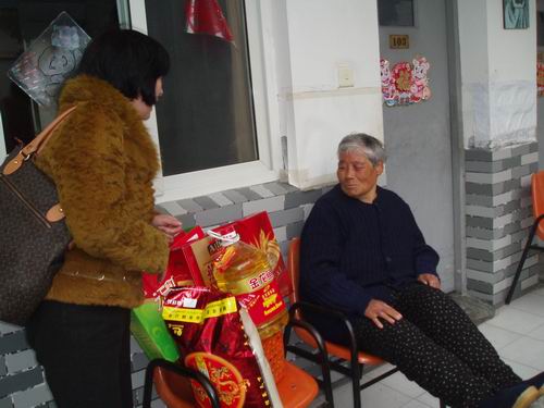 为持久卧床的老人送去组织的温暖 (3).jpg