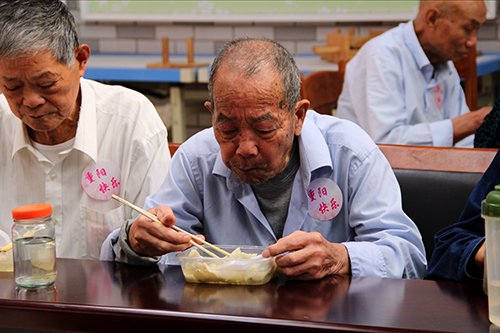 k8.com文创园党支部团委走访慰问七古登社区老人 (6).jpg