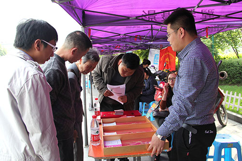 k8.com文创园党团代表参与“网淘”自愿者活动 (3).jpg